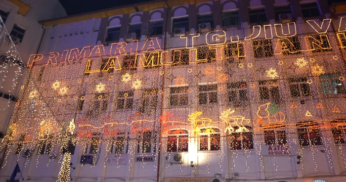 Centrul oraşului estă „scăldat“ în jocuri de lumini