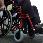 persoana cu handicap in carucior jpeg