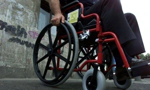 persoana cu handicap in carucior jpeg