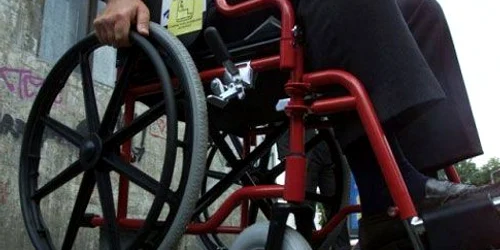 persoana cu handicap in carucior jpeg