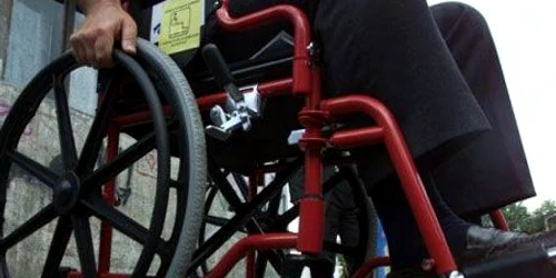 persoana cu handicap in carucior jpeg