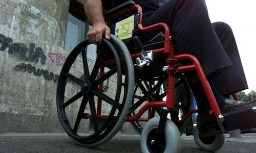 persoana cu handicap in carucior jpeg