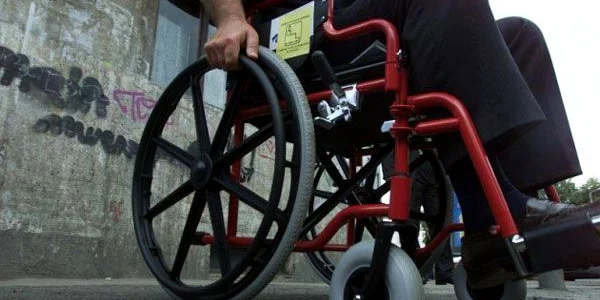 persoana cu handicap in carucior jpeg