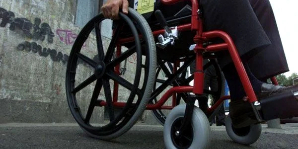 persoana cu handicap in carucior jpeg