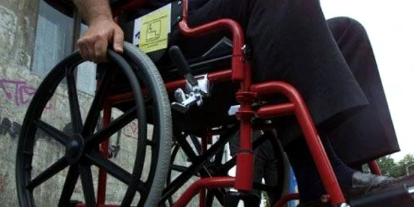 persoana cu handicap in carucior jpeg
