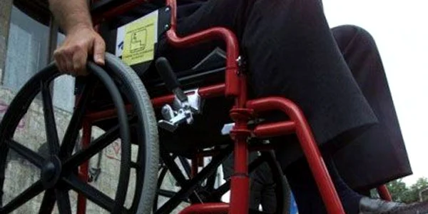 persoana cu handicap in carucior jpeg