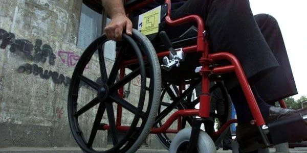 persoana cu handicap in carucior jpeg