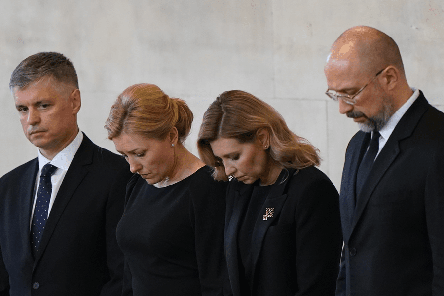 Prima doamnă a Ucrainei, emoţionată în faţa sicriului reginei Elisabeta a II-a VIDEO