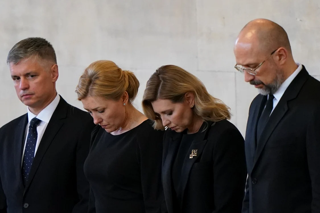 Olena Zelenska s-a recules în faţa sicriului reginei Elisabeta FOTO Profimedia