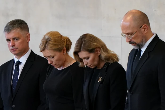 Olena Zelenska s-a recules în faţa sicriului reginei Elisabeta FOTO Profimedia