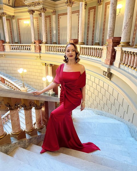 Cum arată rochia de senzație purtată de Andreea Marin la Gala Națională a Excelenței în Asistența Socială. Cine a creat ținuta FOTO