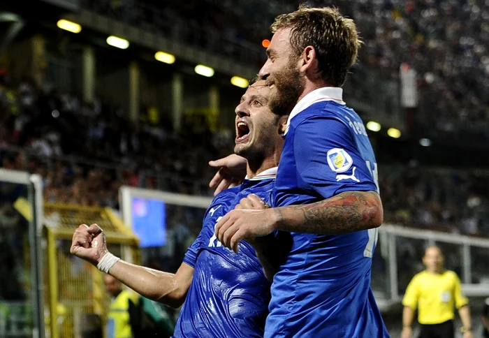 Gilardino (stânga) şi De Rossi se bucură. Italia este la un pas de Mondiale. FOTO: Reuters