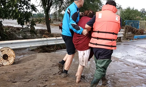 oameni salvati inundatii galati FOTO ISU GALATI jpg