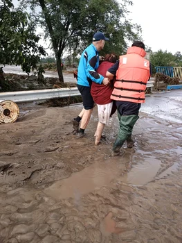 oameni salvati inundatii galati FOTO ISU GALATI jpg