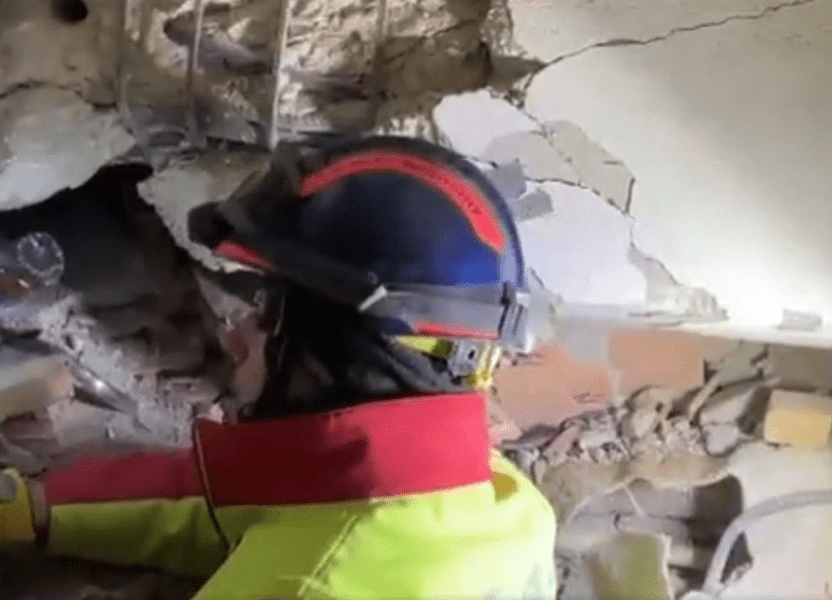 O femeie a fost salvată după ce a petrecut peste 100 de ore sub dărâmături, în Turcia VIDEO