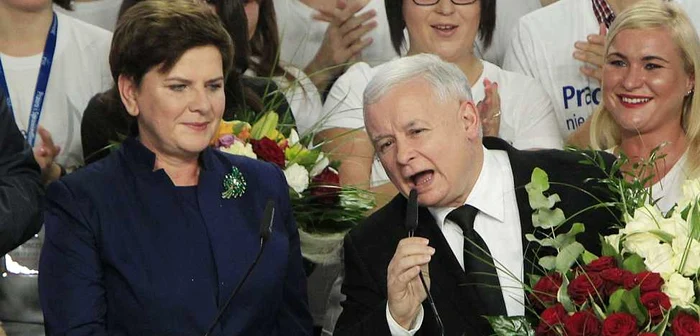 Jaroslaw Kaczynski (dreapta), liderul PiS din Polonia, împreună cu posibilul prim-ministrul Beata Szdydlo (Stânga) FOTO AP