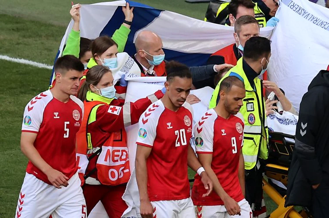 
    Christian Eriksen a început să își revină încă de pe targă, când a mișcat mâinileFOTO: EPA  