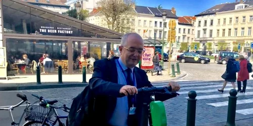 Emil Boc pe trotineta