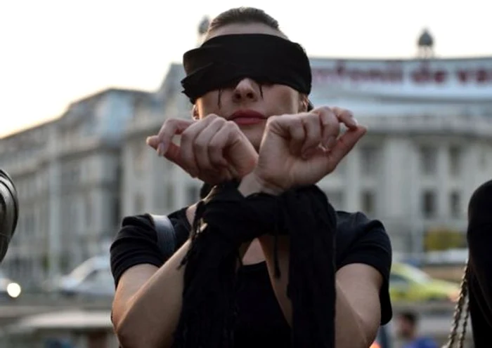 Imagine inedită din timpul protestului: femeie legată la ochi și la mâini, replică la planul de înăsprire a legii avortului