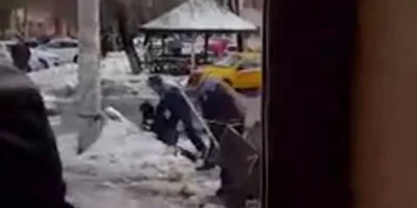Un om al străzii este lovit de oamenii legii