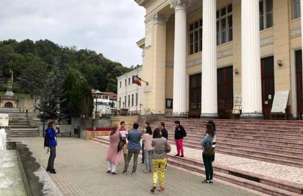 Tururi pietonale ghidate pentru promovarea oraşului Râmnicu Vâlcea cu ajutorul istoriei şi al artei stradale Foto Fundaţia Comunitară Vâlcea
