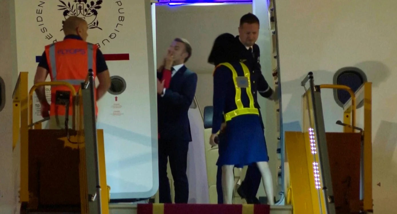 Momentul în care Brigitte îl împinge pe Emmanuel Macron FOTO: Profimedia