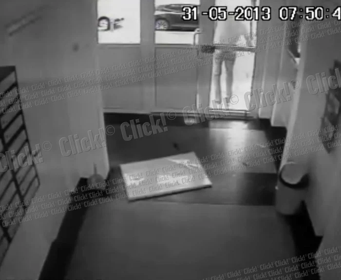Gabriel Tamaş a spart uşa blocului şi a urcat cu greu până la etajul unu.