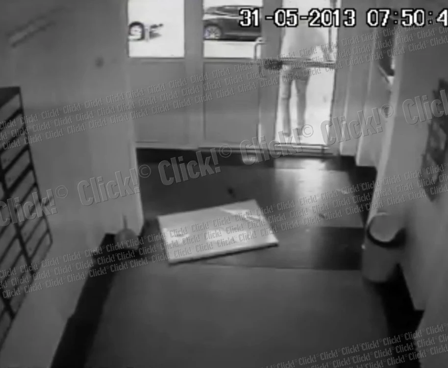 Gabriel Tamaş a spart uşa blocului şi a urcat cu greu până la etajul unu.