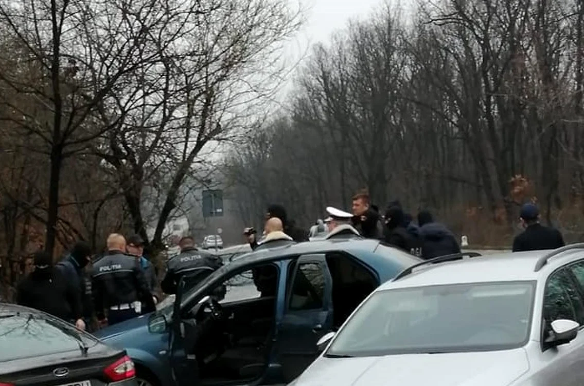 Poliţiştii au fost reţinuţi în urma unui flagrant FOTO: George Radu