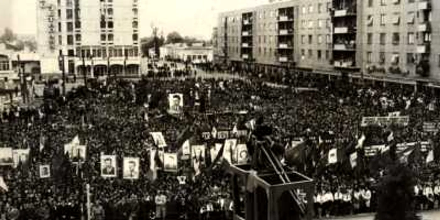 Mitingul care a acoperit platoul din centrul Buzăului                   FOTO Muzeul Judeţean, 1976
