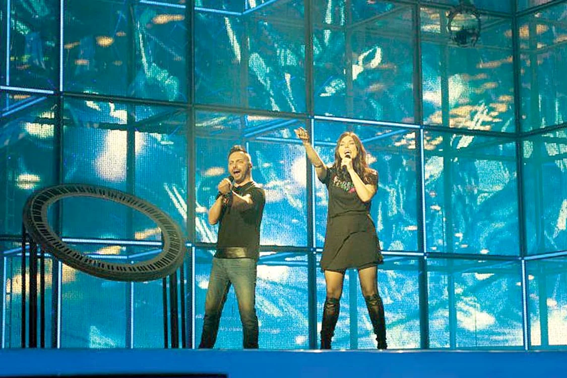 
    Paula şi Ovi, pe  scena de la  Copenhaga, în  timpul repetiţiilor (Foto: arhivă personală)  