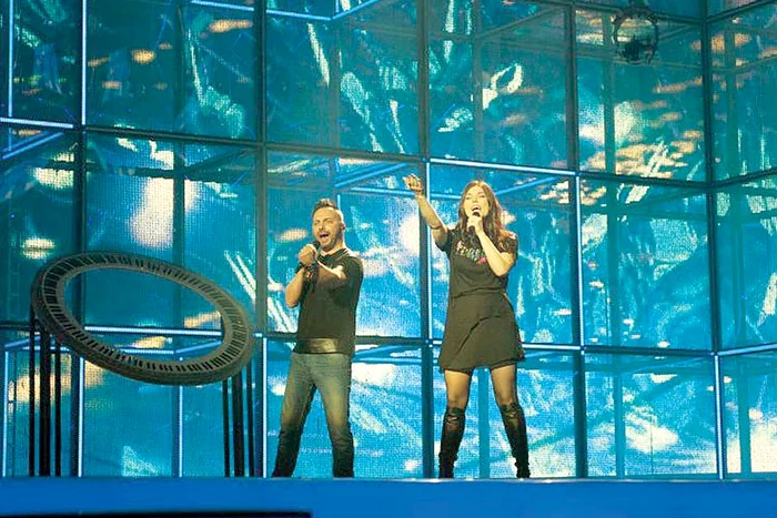 Paula şi Ovi, pe scena de la Copenhaga, în timpul repetiţiilor (Foto: arhivă personală)