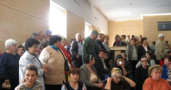 Slatina: Pensionarii s-au înghesuit la şedinţă de ziua lor