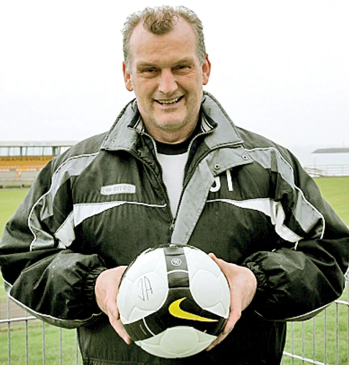 Noul star de la Euro 2016, Ragnar Sigurdsson, e un tip special: nu se uită deloc la meciurile de fotbal, preferă han dbalul, şi a comparat rivala Franţa cu «victima» sa AngliaFoto: AP