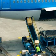 angajati care urca marfa in avion jpeg