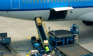 angajati care urca marfa in avion jpeg