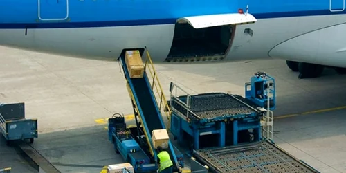 angajati care urca marfa in avion jpeg