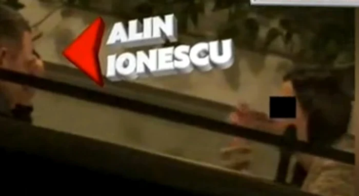 Alin Ionescu și bruneta sexy au râs mult și s-au simțit foarte bine în timpul cinei din restaurant