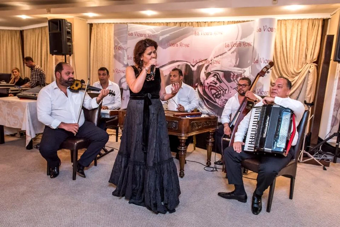Maria Buză organizează programe artistice pentru clienții restaurantelor