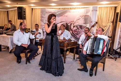 Maria Buză organizează programe artistice pentru clienții restaurantelor