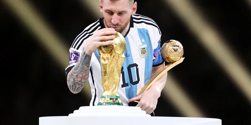 Argentina Franta finala CMF din Qatar 2022 Lionel Messi saruta trofeul FOTO Getty Images jpg