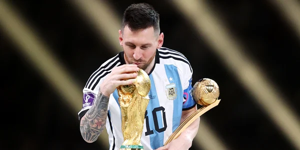 Argentina Franta finala CMF din Qatar 2022 Lionel Messi saruta trofeul FOTO Getty Images jpg