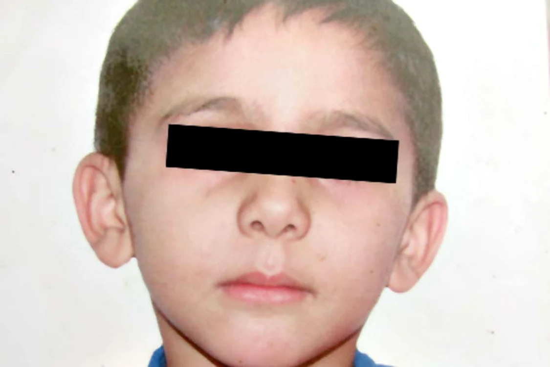 Aceasta este maşina bătrânului, pe care băiatul ar fi condus-o ieri pentru prima dată (FOTOGRAFII: RAMONA GĂINĂ)