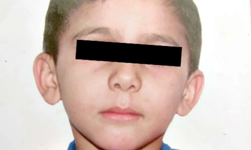 Aceasta este maşina  bătrânului, pe care  băiatul ar fi condus o  ieri pentru prima dată (FOTOGRAFII: RAMONA GĂINĂ) jpeg