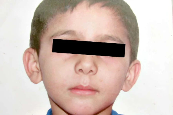 Aceasta este maşina bătrânului, pe care băiatul ar fi condus-o ieri pentru prima dată (FOTOGRAFII: RAMONA GĂINĂ)