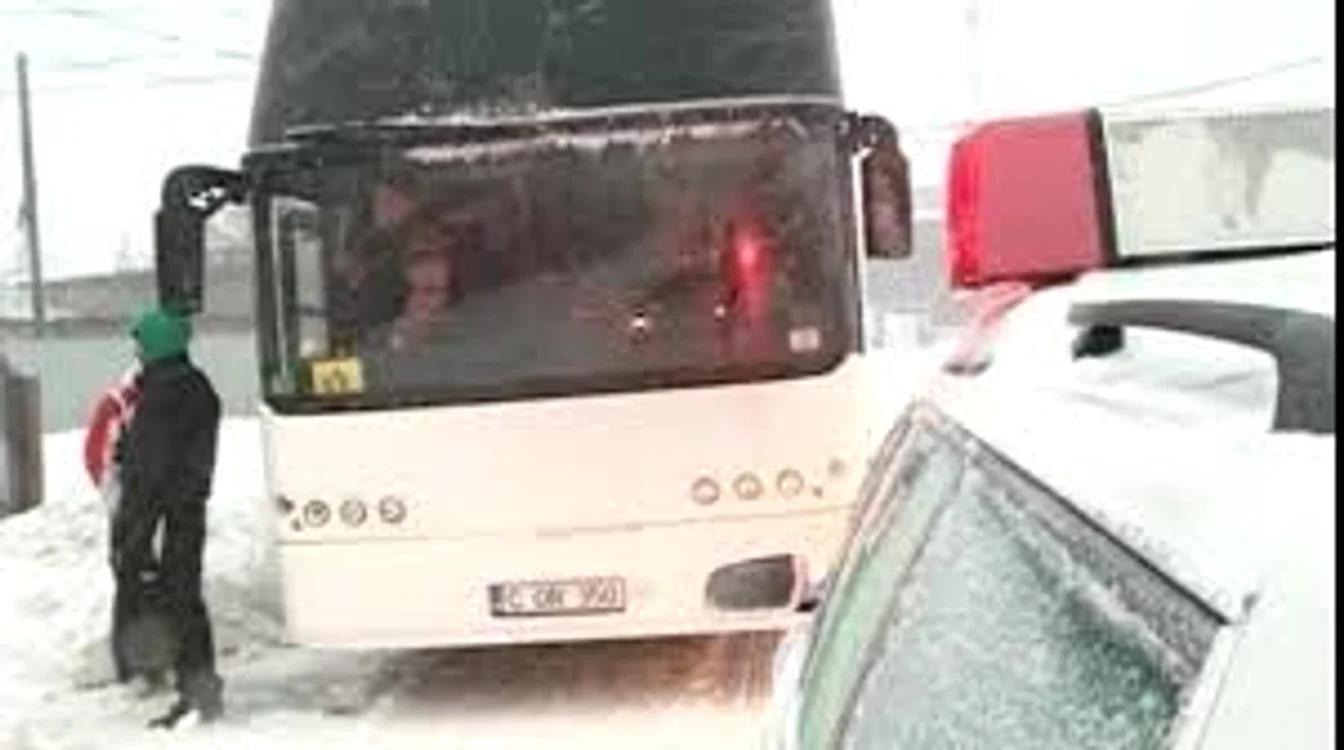 Autocarul a derapat pe un drum forestier din Păltiniş, în zona schituluifoto: arhivă