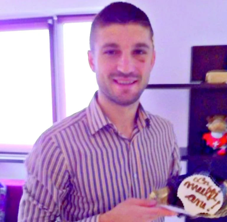 Andrei Cristea a  servit o felie de tort