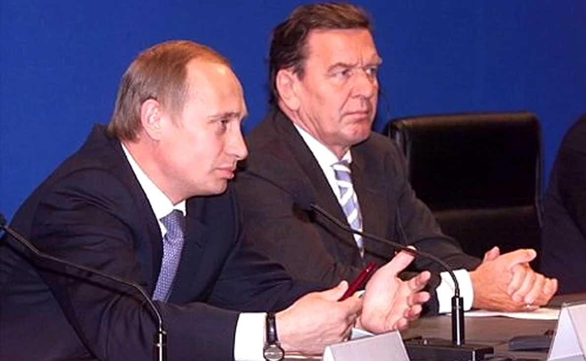 Vladimir Putin și Gerhard Schroeder, într-o conferință de presă (© kremlin.ru)