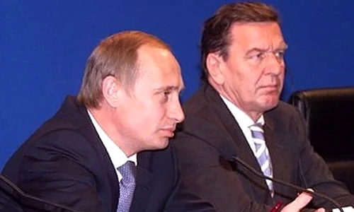 Vladimir Putin și Gerhard Schroeder, într-o conferință de presă (© kremlin.ru)