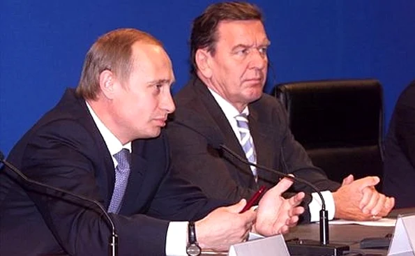 Vladimir Putin și Gerhard Schroeder, într-o conferință de presă (© kremlin.ru)